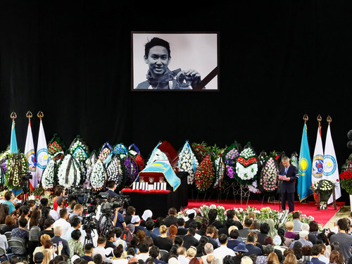 国民の英雄の死を悼み、追悼式典が行なわれた