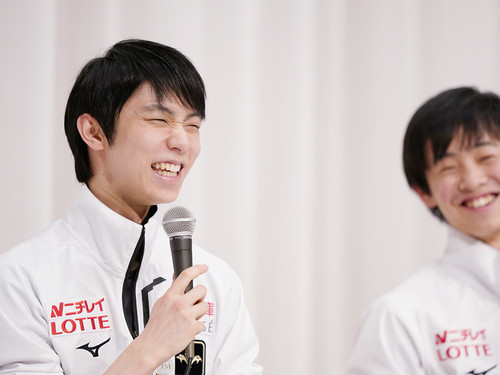 NHK杯の記者会見で笑顔を見せる羽生結弦