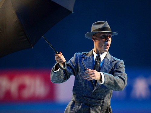 「メダル・ウィナーズ・オープン2012」で『雨に唄えば』を披露するカート・ブラウニング