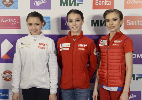左からカミラ・ワリエワ、アンナ・シェルバコワ、ダリア・ウサチョワ。2020年ロシア選手権にて