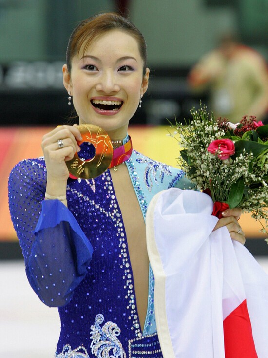 トリノ五輪で金メダルを獲得し笑顔を見せる荒川静香