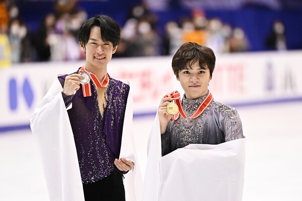 NHK杯で優勝した宇野昌磨（右）と２位の山本草太。全日本選手権で再戦する