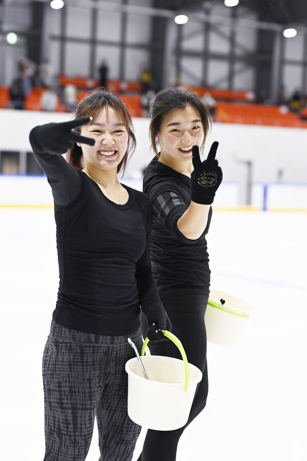 ともに北京五輪を戦った坂本花織とともに笑顔を見せた