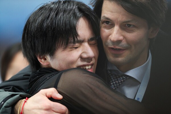 GPファイナルで演技後にステファン・ランビエールコーチと抱き合う宇野昌磨 photo by Kyodo News
