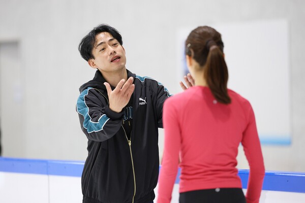 高橋大輔から指導を受ける上薗