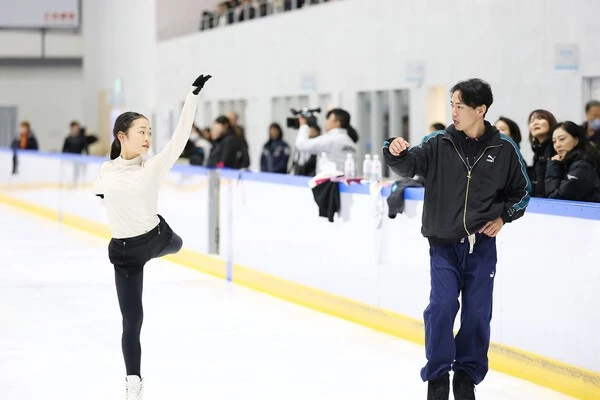 高橋大輔から指導を受ける島田