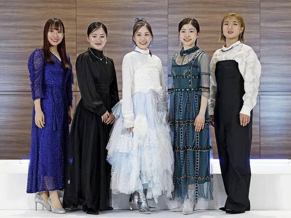 GPシリーズ記者会見に出席した（左から）三原舞依、渡辺倫果、吉田陽菜、千葉百音、坂本花織　Photo by KYODO NEWS