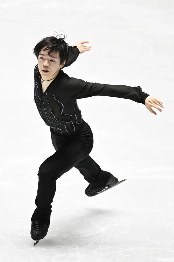 NHK杯SPで首位発進した鍵山優真
