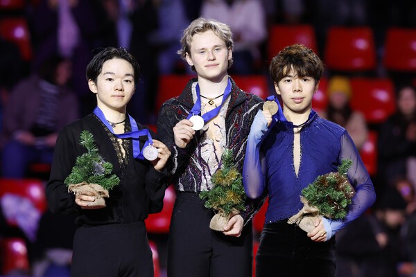 GPファイナルで優勝したイリア・マリニン（中央）、２位の鍵山優真（左）、３位の佐藤駿（右）