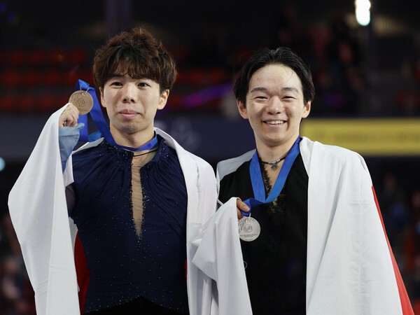 GPファイナルで２位の鍵山優真（右）と３位の佐藤駿（左） photo by Kyodo News