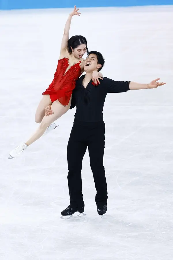 世界国別対抗戦でSP、フリーともに１位になった「りくりゅう」ペア