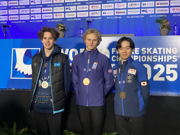 世界選手権で連覇を達成したイリア・マリニン（中央）と日本勢トップで３位に入った鍵山優真（右） photo by Noguchi Yoshie