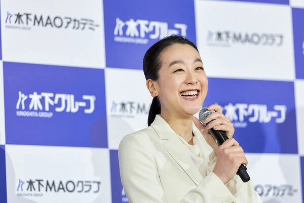 東京都内で開かれた記者会見で指導者としての決意を話す浅田真央