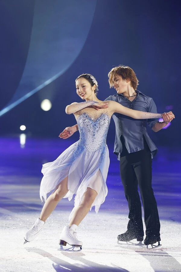 アイスダンスに初挑戦した本田真凜（左）と宇野昌磨