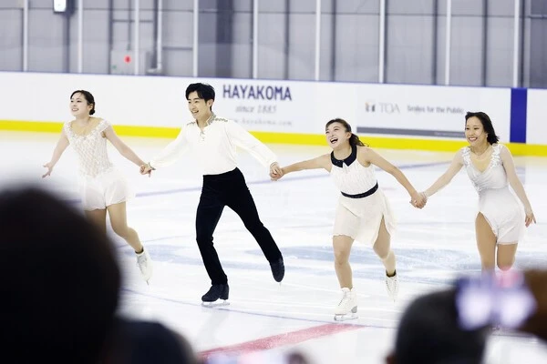 ミニアイスショーには坂本（中央右）のほか、三原舞依（右）、壷井達也（中央左）、三宅咲綺（左）も出演
