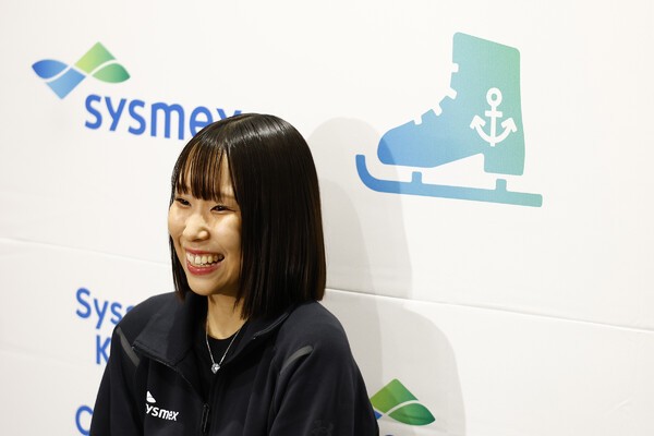 オープンセレモニー後に囲み取材に応じた三原