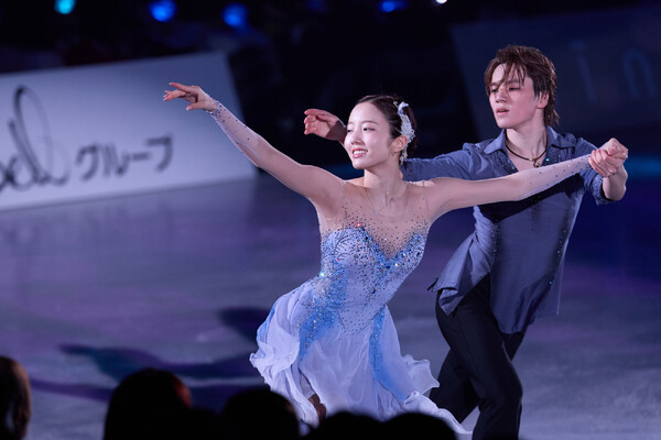 『Ice Brave』でアイスダンスを披露した宇野昌磨（右）と本田真凜（左）