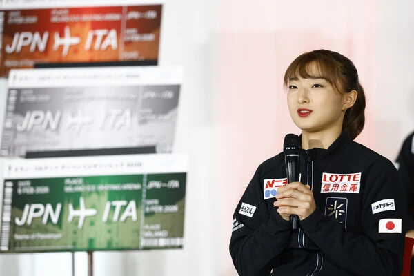 記者会見でミラノ・コルティナ五輪の目標を語る坂本花織