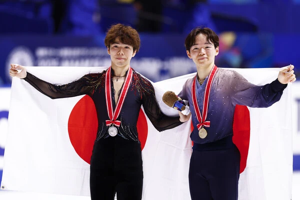 ライバルである佐藤駿（左）に僅差の得点でNHK杯を制した鍵山優真（右）