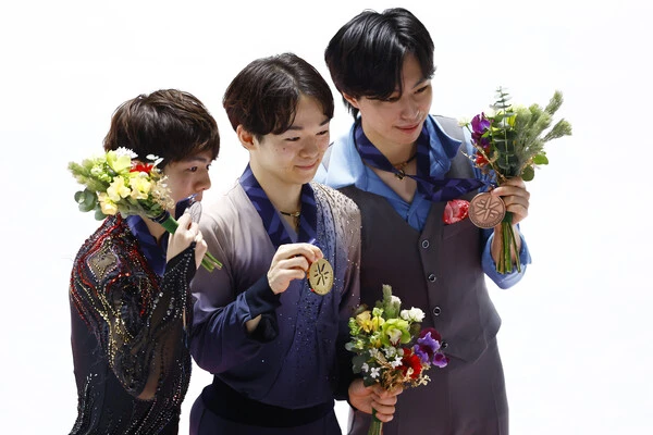 全日本選手権で表彰台に上がった鍵山優真（中央）、佐藤駿（左）、三浦佳生（右）