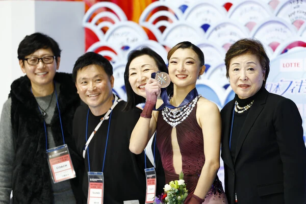 全日本選手権５連覇を達成した坂本花織（右から２番目）と活躍を支える中野園子コーチ（右）ら