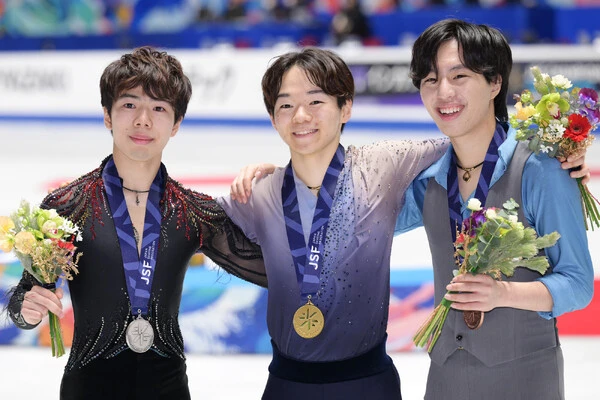 ミラノ・コルティナ五輪に出場する鍵山優真（中央）、佐藤駿（左）、三浦佳生（右） photo by Getty