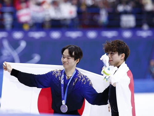 メダルを胸に観客の声援に応える鍵山優真と佐藤駿 photo by Sunao Noto / JMPA