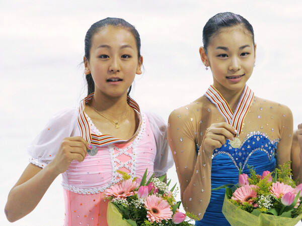 2006年世界ジュニア選手権で対決した浅田真央（左）とキム・ヨナ photo by Kyodo News