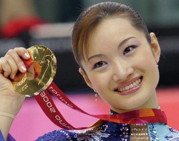 2006年トリノ五輪、SP３位から逆転で金メダルを獲得した荒川静香（当時24歳） photo by Kyodo News