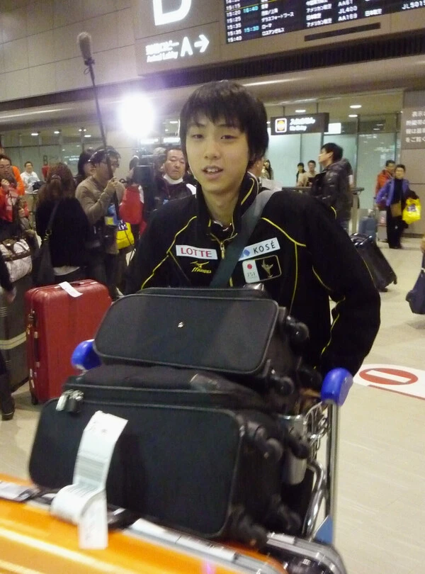 オランダ開催の2010年世界ジュニア選手権で優勝し、成田空港に帰国する羽生結弦 photo by Kyodo News