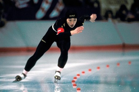 1988年のカルガリー五輪では日本新記録を更新。五輪には女子最多の７回出場し、日本選手権10連覇以外にも輝かしい成績を残している
