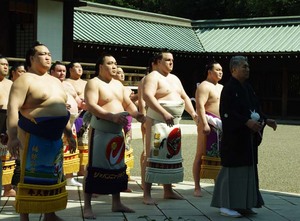 毎年恒例となる靖国神社の奉納大相撲が今年は４月６日に開催され、協会役員と横綱をはじめとした幕内力士が中庭参拝を行なった。