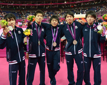 銀メダルに終わった日本代表チーム。左から加藤凌平、田中和仁、山室光史、田中佑典、内村航平