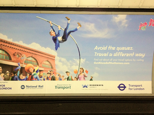 ロンドンの地下鉄構内に張り出された渋滞緩和を呼びかけるポスター
