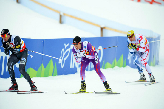 ノルディックスキー世界選手権の複合団体でトップ争いに加わるも、4位に終わった日本チーム（写真中央）