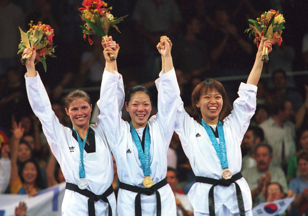 2000年シドニー五輪で、岡本（右）は女子67kg級の銅メダルを獲得