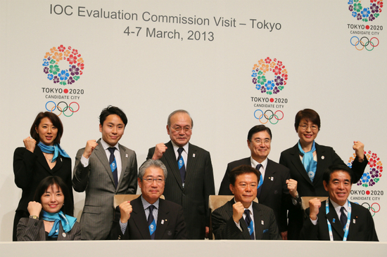 猪瀬直樹都知事（前列右から2番目）、JOC竹田恒和会長（前列左から2番目）らが東京開催をアピール