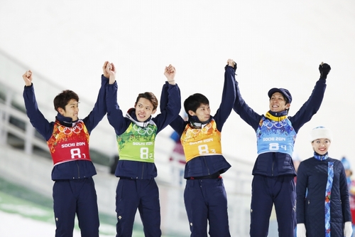 スキージャンプ団体ラージヒルで銅メダルを獲得した日本。左から清水、竹内、伊東、葛西