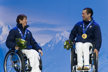 スーパー大回転の表彰式で銀メダルを手にし、安堵の表情を見せる森井大輝（左）と、そんな先輩を笑顔で称える狩野亮（右）