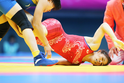 中国選手に足を奪われ、苦しい表情を浮かべる吉田沙保里
