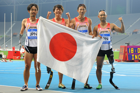 ４×100ｍリレー（片下腿切断などのクラス）で優勝した（左から）多川知希、佐藤圭太、鈴木徹、山本篤