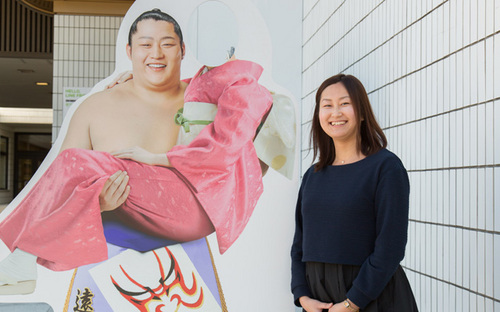 　「遠藤関にお姫様抱っこ」。この企画も日本相撲協会職員、加藤里実さんの発案！