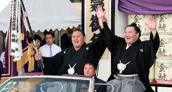 名古屋場所での優勝パレードで歓喜する白鵬（右）。左は旗手を務めた旭天鵬。