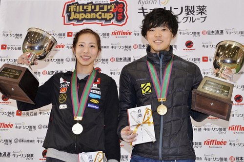 笑顔で優勝トロフィーを掲げる野口啓代（左）と藤井快（右）photo by Kyodo News