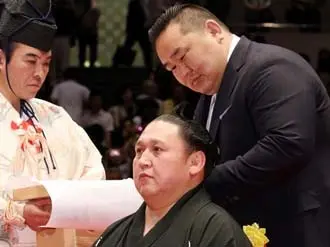 朝青龍と白鵬が乾杯 断髪式で改めて感じた旭天鵬の 偉大さ その他競技 集英社のスポーツ総合雑誌 スポルティーバ 公式サイト Web Sportiva 朝青龍と白鵬が乾杯 断髪式で改めて感じた旭天鵬の 偉大さ その他競技 集英社のスポーツ総合雑誌 スポルティーバ 公式サイト Web Sportiva
