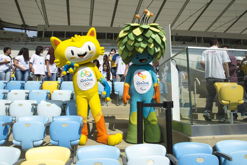 リオ五輪のマスコットのヴィニシウス（左）とパラリンピックのマスコットのトム（右）