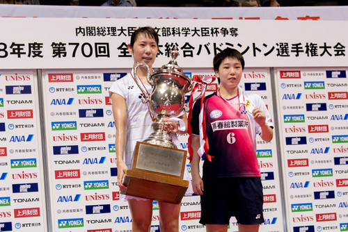 ついに復活を遂げた佐藤冴香（左）と、今年のリオ五輪に出場した山口茜
