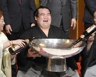 日本出身力士10年ぶりV。大関・琴奨菊の初優勝を支えた人々