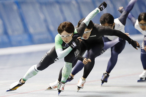 男子選手と同じペースで滑る練習を公開した小平奈緒