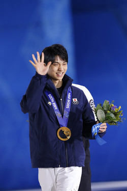 金メダルを獲得して笑顔を見せる羽生　photo by JMPA（Noto Sunao）